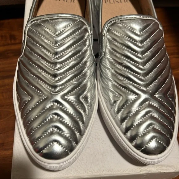 NIB Donald Pliner Pammy Women's Metallic Silver Quilted Slip-on Sneaker 38.5